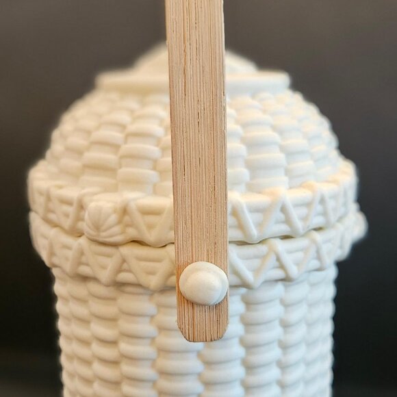 Partylite porcelain woven basket design w/ seashell on lid; wooden handle. - Picture 5 of 8